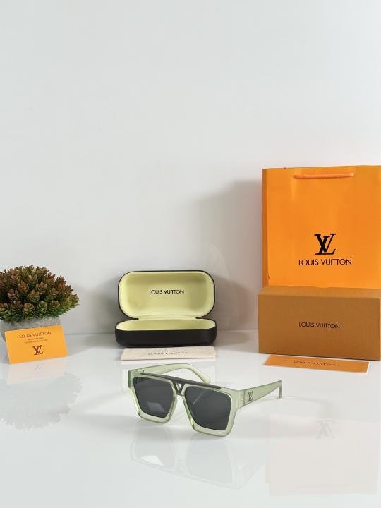 Louis_Vuitton_1502_Ice_Green_Black