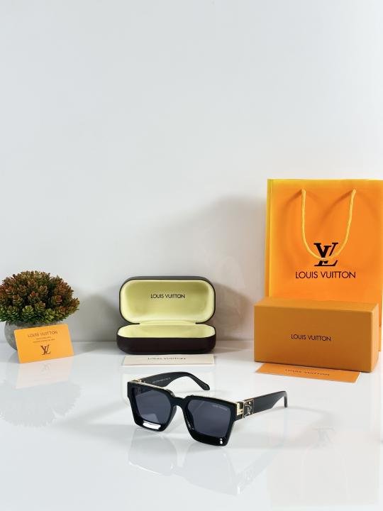 Louis_Vuitton_96006_Gold_Black